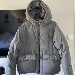 Vinterjacka - Perfekt oversized vinterjacka, använd en vinter men har inga skador! 