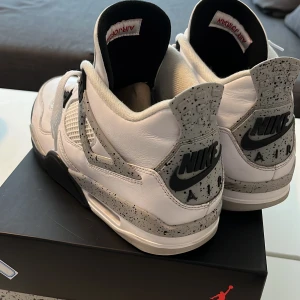 Säljer Jordan 4 - Jag säljer jordan 4 för dem är för stora för mig dem är 44,5 och dem är äkta har boxen