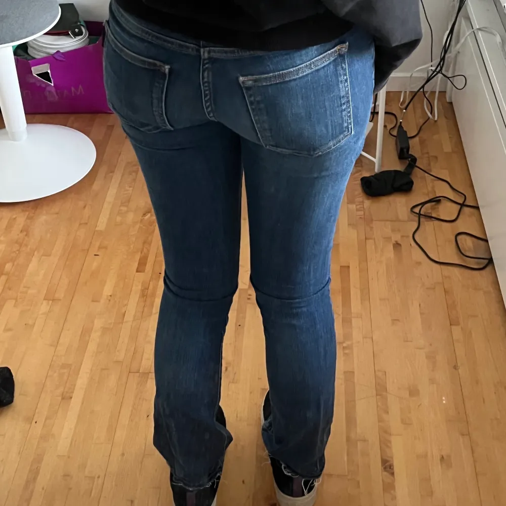 lågmidjade crocker jeans i modellen pep boot! 💞 super fin färg. har sprättat upp sömnen där nere . Jeans & Byxor.