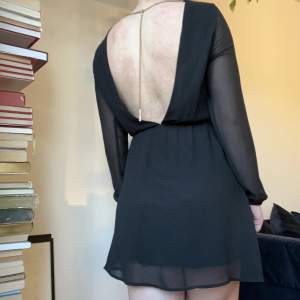 Svart klänning från BikBok!🖤 Öppen rygg med kedja som hänger ner, fin detalj! Passar till många tillfällen. Aldrig använd, mycket fint skick!