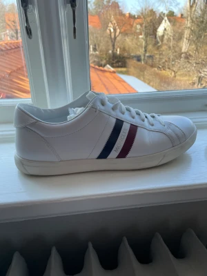 Moncler skor - Använda 1 gång, Storlek 42, skornas skick är 9/10. Skorna kostar 4500 nya.