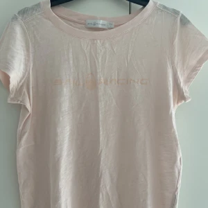 Sail Racing T-shirt - En fin oanvänd t- shirt från Sail Racing i ljusrosa. Storlek S.