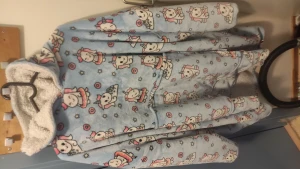 Oodie med enhörningsmotiv - Bästa hemmakläderna man kan tänka sig, galet mysig. Inköpt 2022 för 899kr. Fint skick