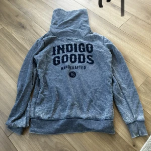 Indigo goda sweater - Sweatshirt mes lång hals. Blå/grå färg