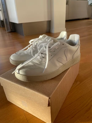 Veja V-10 - Veja-10 läder skor i mycket bra skick 