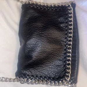 Tiamo väska  - Jätte söt väska från Tiamo i gott skick som tyvärr inte kommer till användning längre💓 den har små tecken på användning men är fortfarande i väldigt gott skick, som på bilden! Kontakta mig för frågor🫶 mått: 26 x 16 x 6 cm