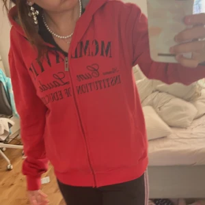 Röd vintage zipp up  - Skit snygg kofta i stl M köpt på secondhand men får tyvär ingen användning av den 