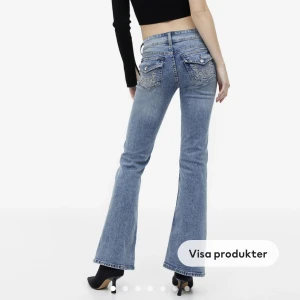 Low waist jeans  - Säljer dessa lågmidjade jeansen från HM som är helt slutsålda med mönster på fickorna. Jättesnygga och coola men blev för stora för mig. Aldrig använda bara lappen borttagen. Nypris 299