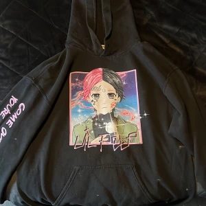 Lil peep Hoodie - Den passar gangsks så okej.  Köpte den ett tag sedan, dock är printen på hoodien i perfekt kondition. 