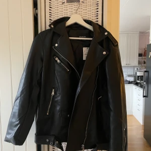 Svart Skinnjacka  - Svart skinnjacka från stradivarius i nyskick. Aldrig använd och prislappen sitter kvar!🖤 (Sista bilden är lånad från hemsidan!)