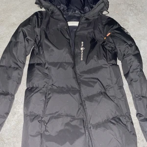 Sail Racing Jacka! - Säljer denna sail racing jacka pga att hade beställt fel storlek. Har provat den en gång bara och använt den 2 gånger utomhus och den har suttit i min garderob i snart 2 år. Jag köpte den för 3,700 kr från sail racing webbsidan och säljer den för 2,500kr🔥