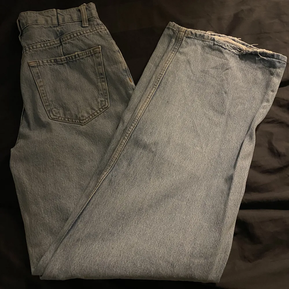 Snygga raka jeans från pull&bear! Storlek 34 men de är stora i storleken så passar de som är 36. Långa så passar för de som är över 170! Nypris: 399kr. Jeans & Byxor.