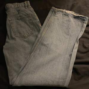 Snygga raka jeans från pull&bear! Storlek 34 men de är stora i storleken så passar de som är 36. Långa så passar för de som är över 170! Nypris: 399kr