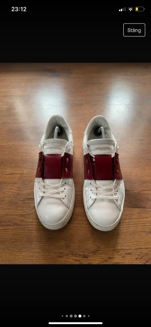 Valentino skor - Ett par valentinos som jag använt mig av i ett par månader. De ser fortfarande fina ut för sitt användande. 