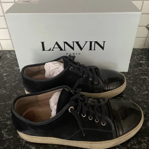 Lanvin skor - Lanvin skor. Säljs pga ingen anvädning av längre. Skick 6/10. Skriv vid frågor och funderingar.