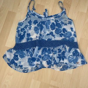Söt hollister top - Gullig topp inför sommaren Använd fåtal gånger Storlek s