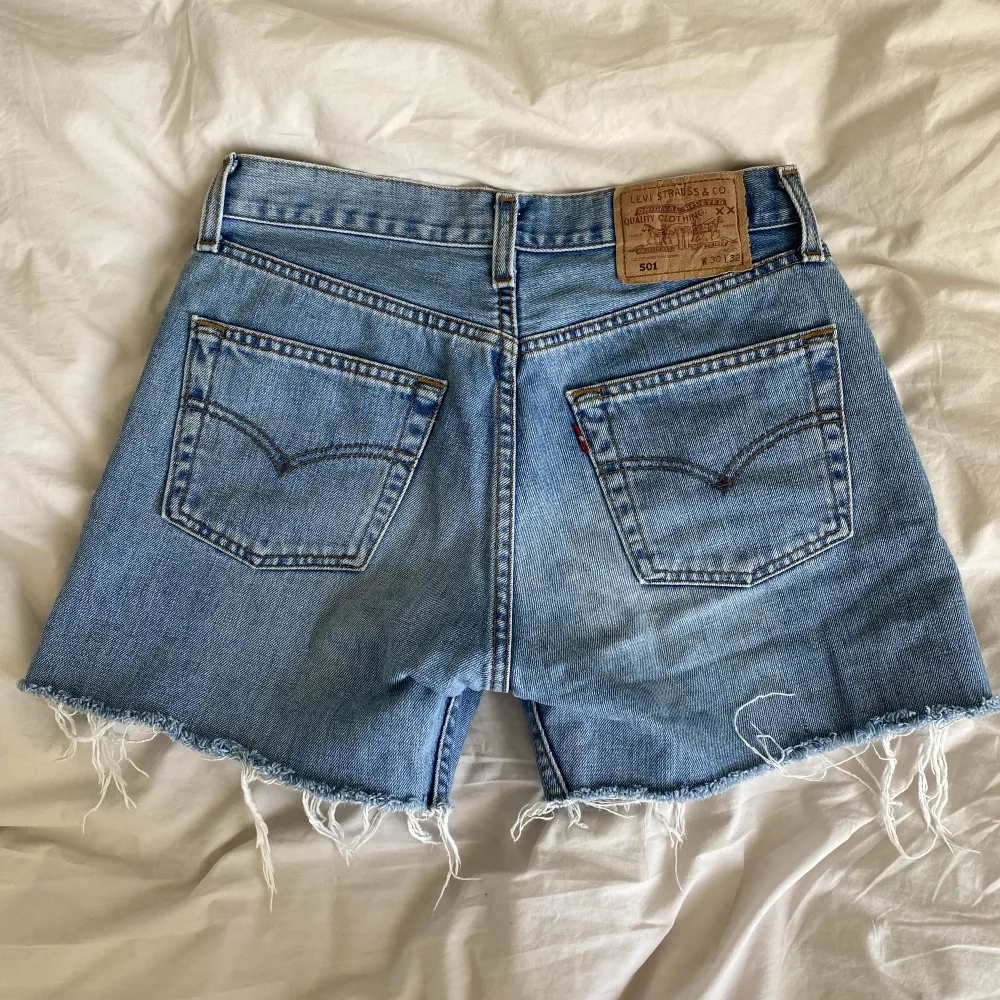 Blåa levis jeansshorts, strl W30 men passar xs/s beroende på önskad passform💕. Shorts.