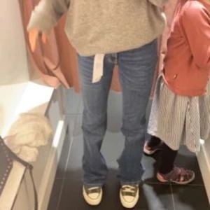 Gina tricot low waist jeans ❤️ - Hjälper min kompis sälja sina low waist bootcut jeans❤️ Storlek 32❤️Passar cirka 163cm. Dem är nästan aldrig använda❤️