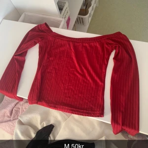 Vinröd tröja  - Vinröd tröja från Shein som är off shoulder  Lite tajt i modellen 