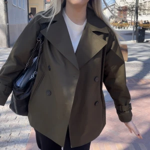 Trenchcoat  - Säljer min jättefina trenchcoat från Massimo dutti storlek XS men oversize!! Osäker på färgen därav säljer jag den! Använd 1 gång och kvitto medföljs❤️