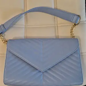 Denna ljusblåa väska säljs på grund av att jag inte använder den längre. Skick 10/10. Köpt från zalando för 449 kr men säljs för 250. Hör av dig vid frågor ;)