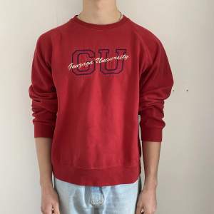 vintage sweatshirt beställd från england. passar som en mindre medium skulle jag säga. riktigt bra skick (litet märke på kragen som knappt syns) och kvaliteten är otrolig. en snygg pjäs för garderoben helt enkelt :)