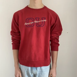 Röd Vintage Sweatshirt  - vintage sweatshirt beställd från england. passar som en mindre medium skulle jag säga. riktigt bra skick (litet märke på kragen som knappt syns) och kvaliteten är otrolig. en snygg pjäs för garderoben helt enkelt :)