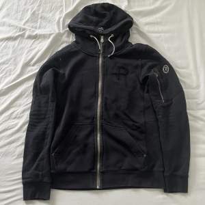 Pelle P Hoodie i fint skick helt utan skador och defekter i storlek S passar även M. Nypris är 1400 kr