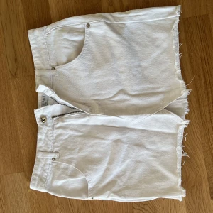 Vit kort jeanskjol - Bra skick, minns dock en vart den är köpt
