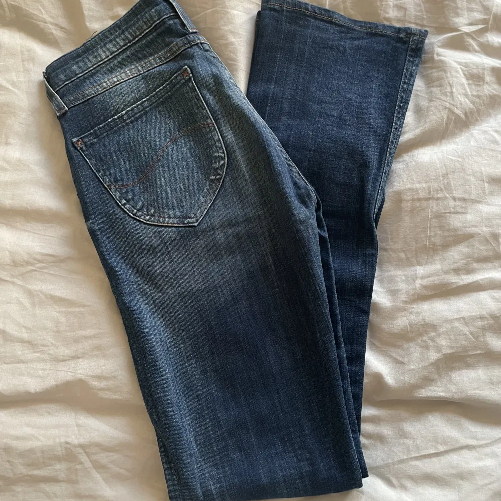 fina lågmidjade halv bootcut jeans från lee, köpte för länge sedan. fint skick, aldrig använda av mig😻 säljer då jag tycker dom är lite för slim för min del och för små. är förmodligen lite bootcut när dom passar, priset går att diskutera!!. Jeans & Byxor.