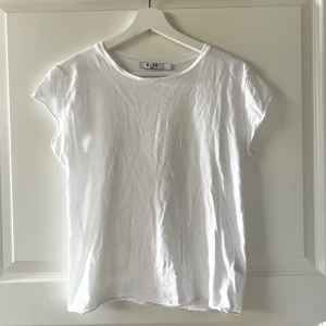 T-shirt  - Vit t-shirt ifrån NA-KD i storlek S. Tröjan är aldirg använd och är i nyskick. 
