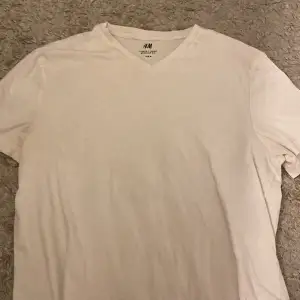 Vringad vit t-shirt i strl M passar både man och kvinna 