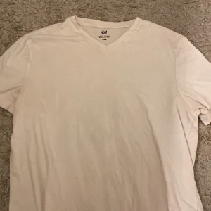 Vit t-shirt - Vringad vit t-shirt i strl M passar både man och kvinna 