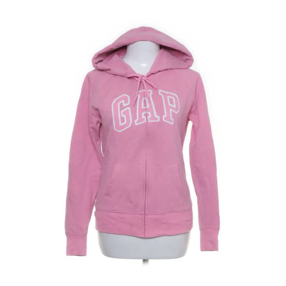 Säljer denna supersnygga gap zipup hoodien då den inte längre kommer till användning. Såå snygg och väldigt skön. . Hoodies.