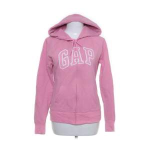 Säljer denna supersnygga gap zipup hoodien då den inte längre kommer till användning. Såå snygg och väldigt skön. 