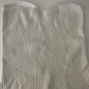 Vit bandeau topp - Säljer min fina vita bandeau topp från Gina Tricot i storlek M🤍säljes pga att den inte kommer till användning, jättefint skick då den bara är använd ett fåtal gånger💖