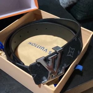 Lv bälte nysick  - Säljer mitt helt nya lv bälte då de var för litet för mig jag köpte den för 5200 kr har alla tillbehör kvar kvitto,dustbag etc! Kom med bud annars 