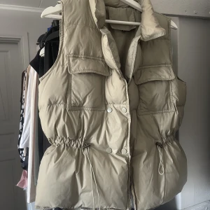 Grön väst - Grön väst från holmlunds med knytnings detaljer på sidorna😍stl L men passar mig som har S💗nypris 599