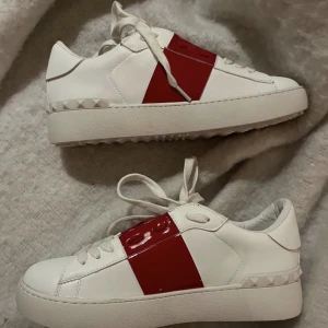 Röda Valentino skor  - Helt nya Röda Valentino skor som är köpa här på Plick, dock säljer jag dem eftersom dem är för små för mig. Hon som jag köpte av köpte på Vestiaire Collective.