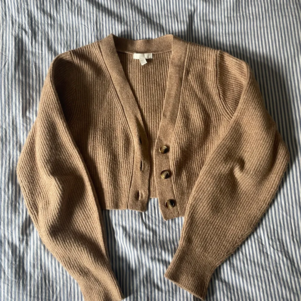 Stickad brun kofta. Gullig till både en kjol, över en klänning eller till ett par jeans.. Neuleet.