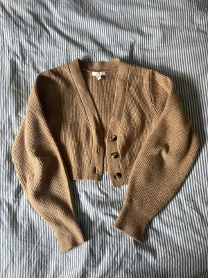 Stickad kofta - Stickad brun kofta. Gullig till både en kjol, över en klänning eller till ett par jeans.