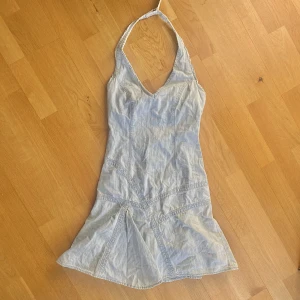 Jeans klänning  - Super fin jeans klänning som tyvärr är för liten på mig (FINNS EJ BILDER HUR DEN SITTER PÅ) Fin ljusblå färg utan skador!🤍