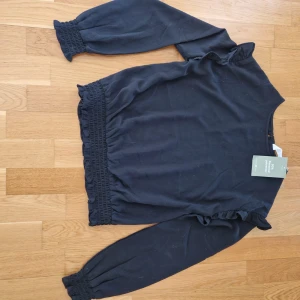 Svart hm blus - Jätte fin hm blus som aldrig varit använd (man kan se i bilden att lappen fortfarande är kvar)