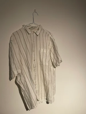 Skjorta  - Säljer också denna skjorta från pull&bear perfekt inför sommaren, skick 8/10, om ni vill ha bättre bilder är det bara att fråga om de! Nypris 359kr Säljer den för 150 kr