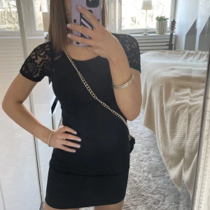 Svart klänning - Säljer denna snygga klänning. Svart med spetsärmar. Den har tyvärr blivit för liten för mig🥰