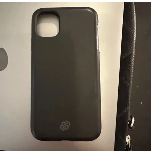 iphone skal - svart iphone skal som är lite trasigt vid volym knapparna (andra bilden) 