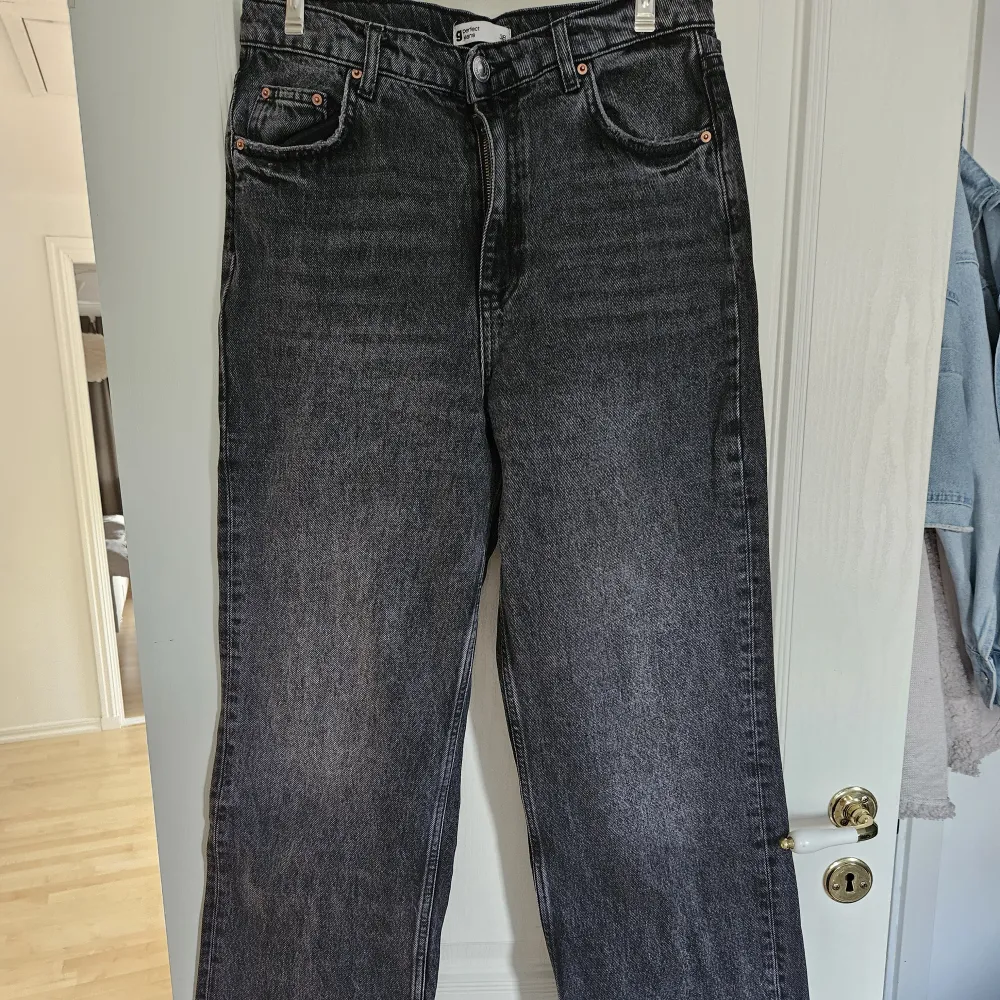 Svarta/gråa jeans från Gina Tricot. Jag har endast använd dem ett fåtal gånger och de är i superbra skick! Storlek 38. Jeans & Byxor.