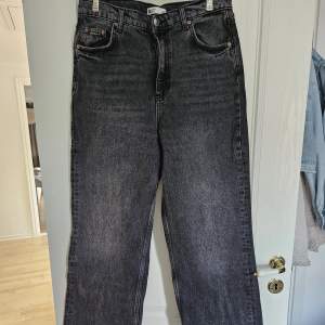 Svarta/gråa jeans från Gina Tricot. Jag har endast använd dem ett fåtal gånger och de är i superbra skick! Storlek 38