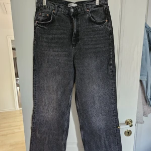 Gina Tricot Jeans  - Svarta/gråa jeans från Gina Tricot. Jag har endast använd dem ett fåtal gånger och de är i superbra skick! Storlek 38
