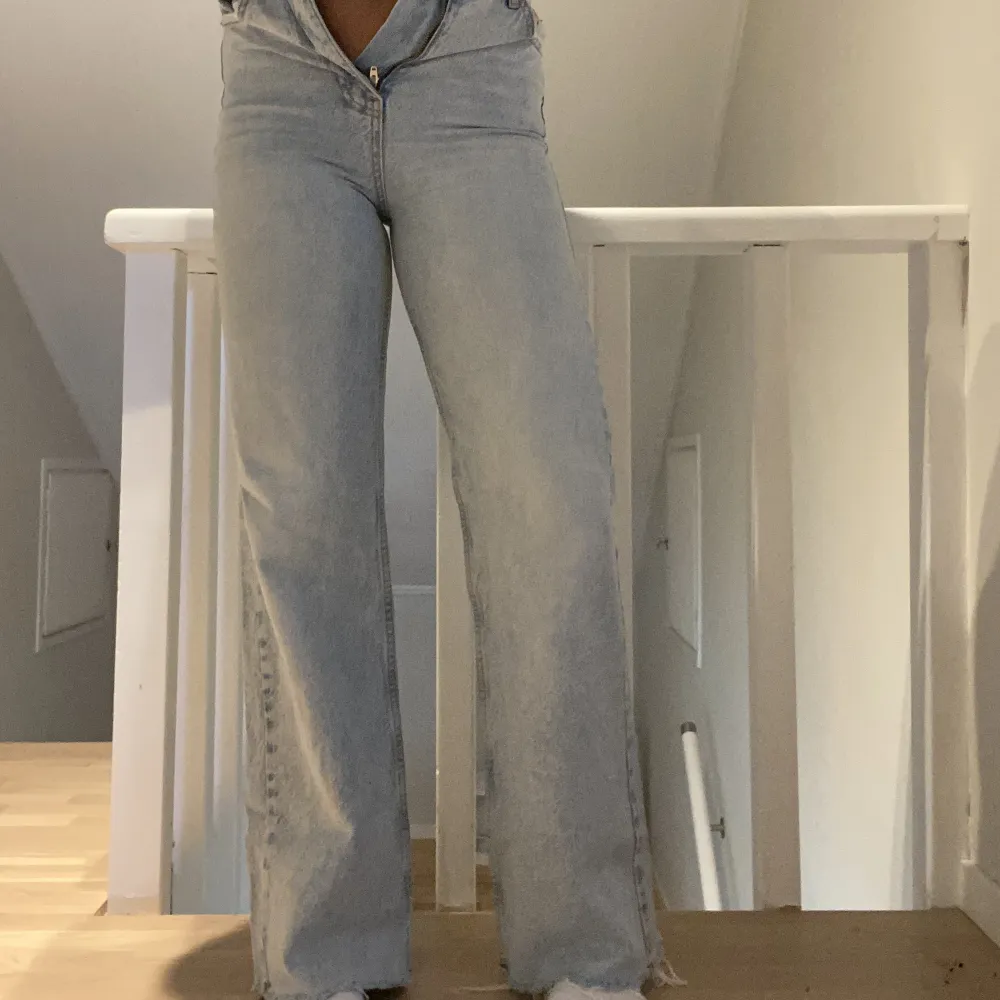 Ljusblå jeans från Gina tricot, modellen Idun. Superfina men säljer eftersom de är försmå. Bra längd för mig som är ca 165 💞. Jeans & Byxor.